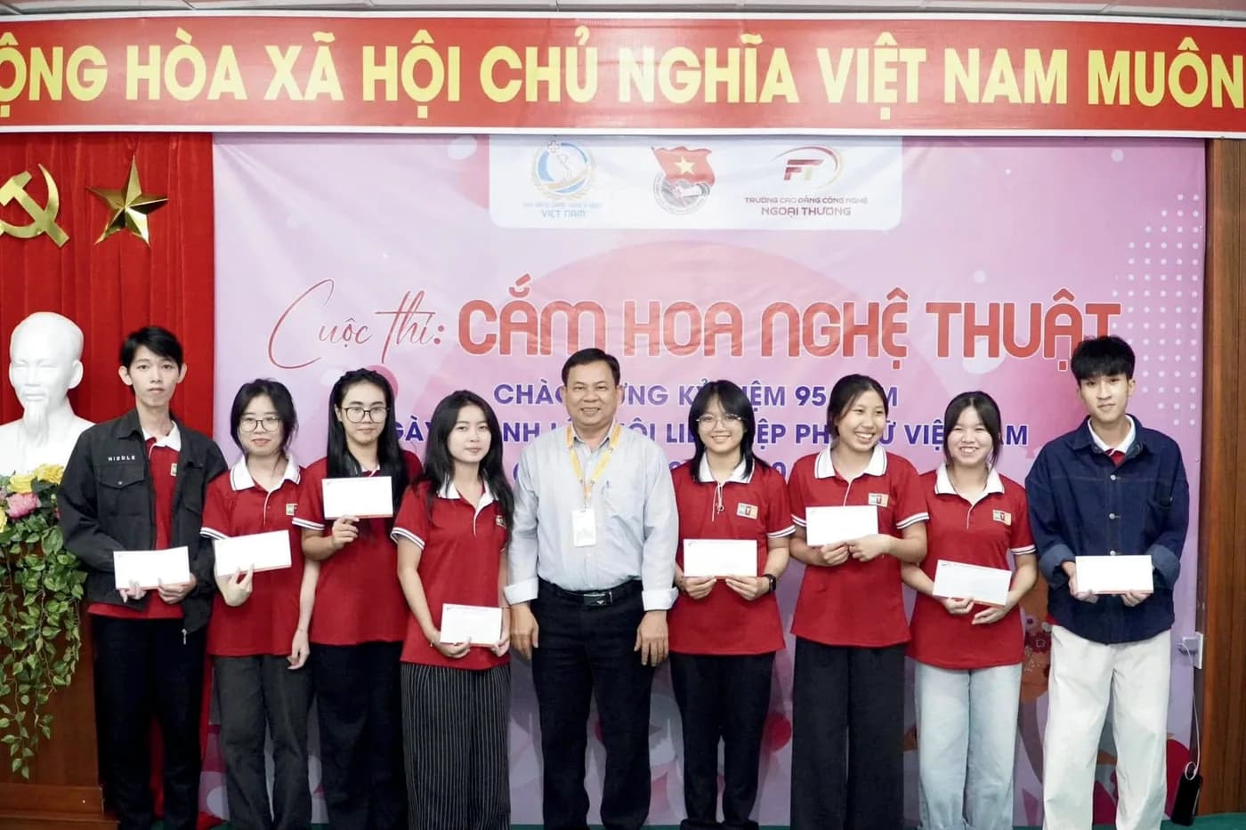 Trao thưởng cho học sinh