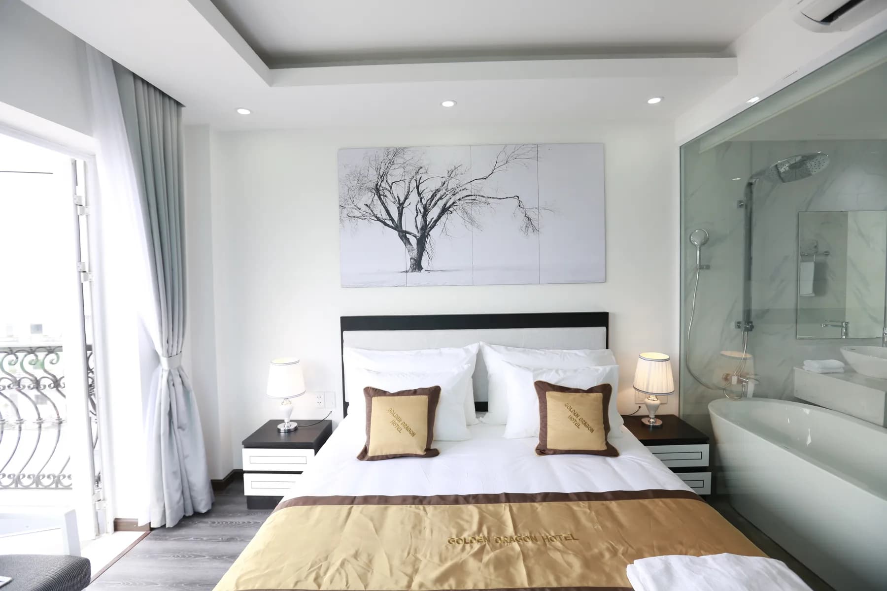Deluxe Double Room có bồn tắm