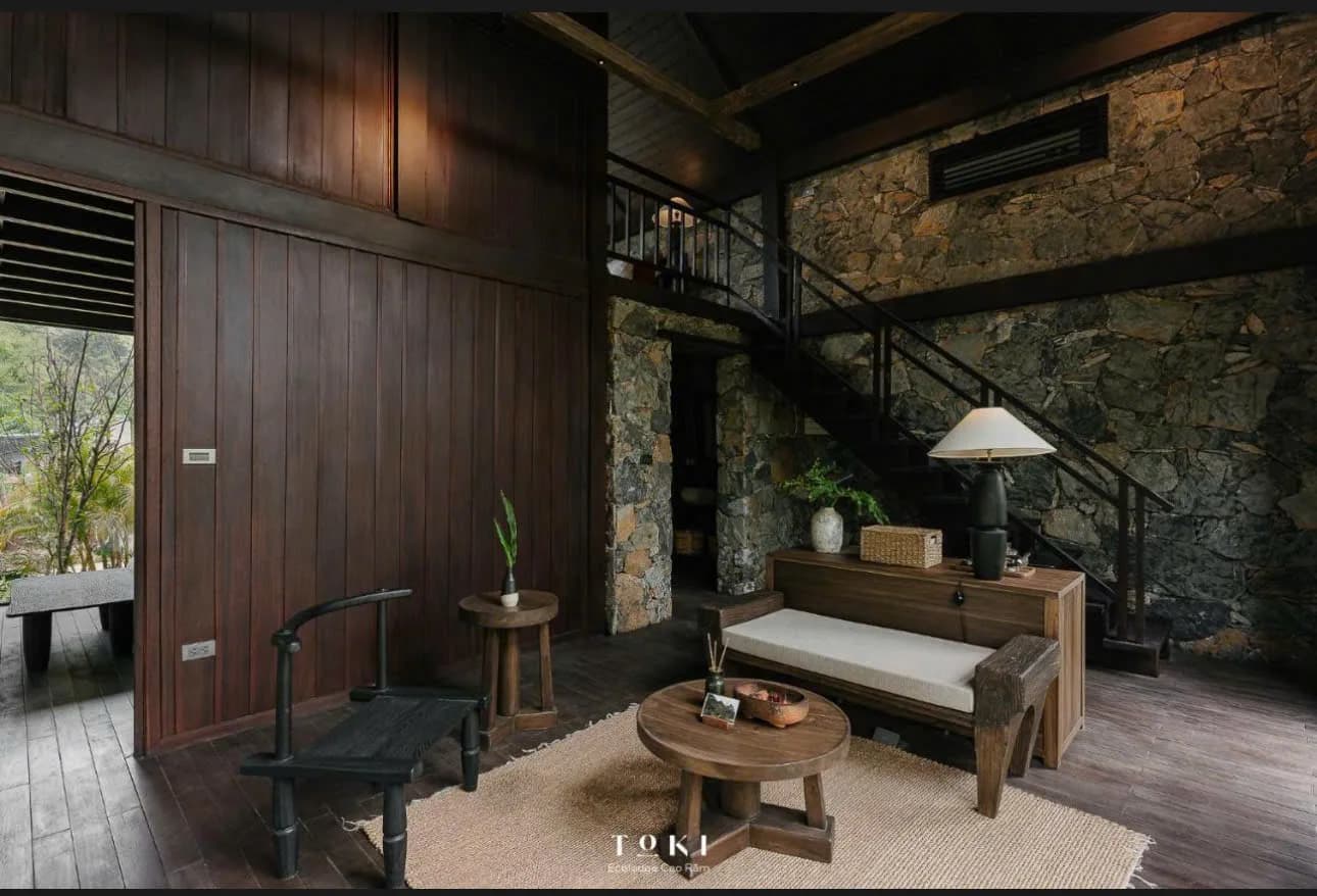 Toki Ecolodge — Living room in timber and stone