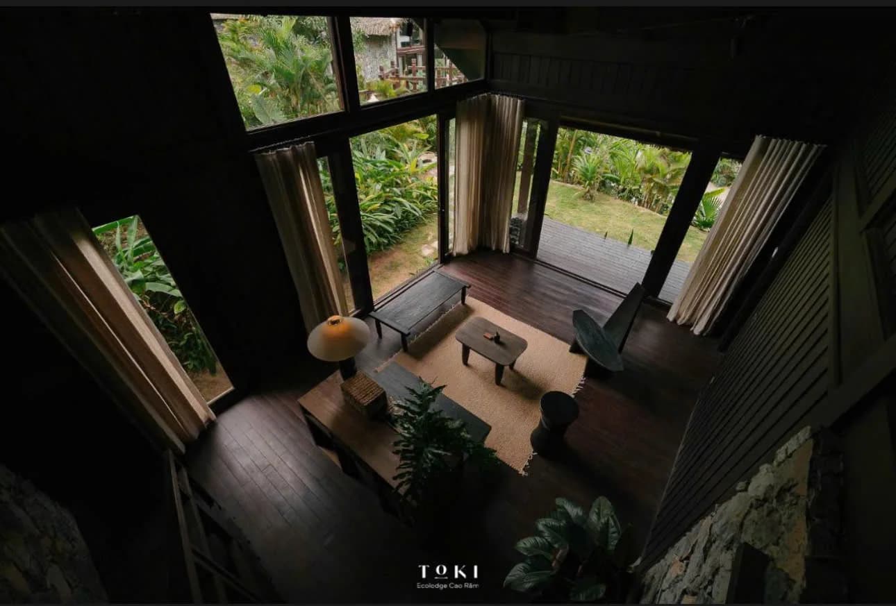 Toki Ecolodge — Living room opening onto the garden