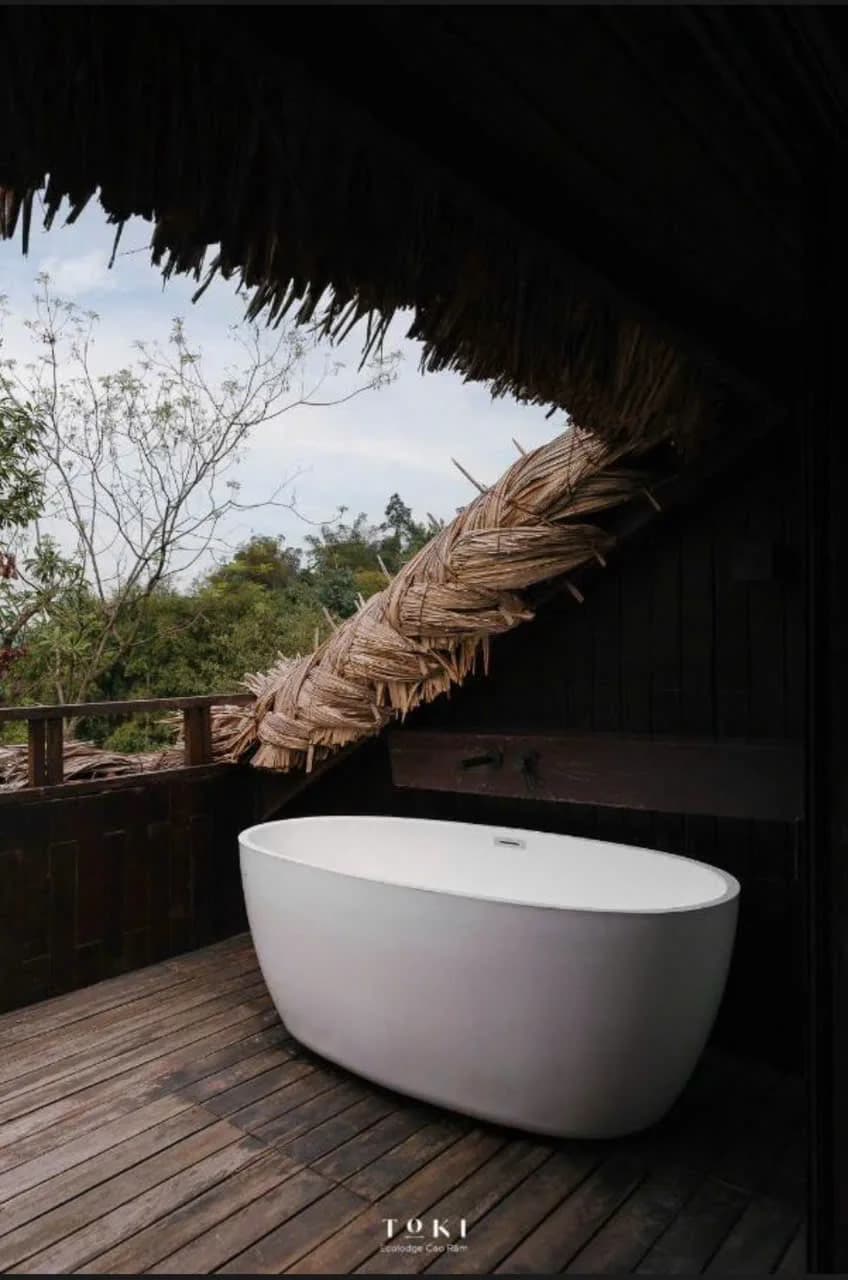 Toki Ecolodge — Outdoor bathtub under the thatch