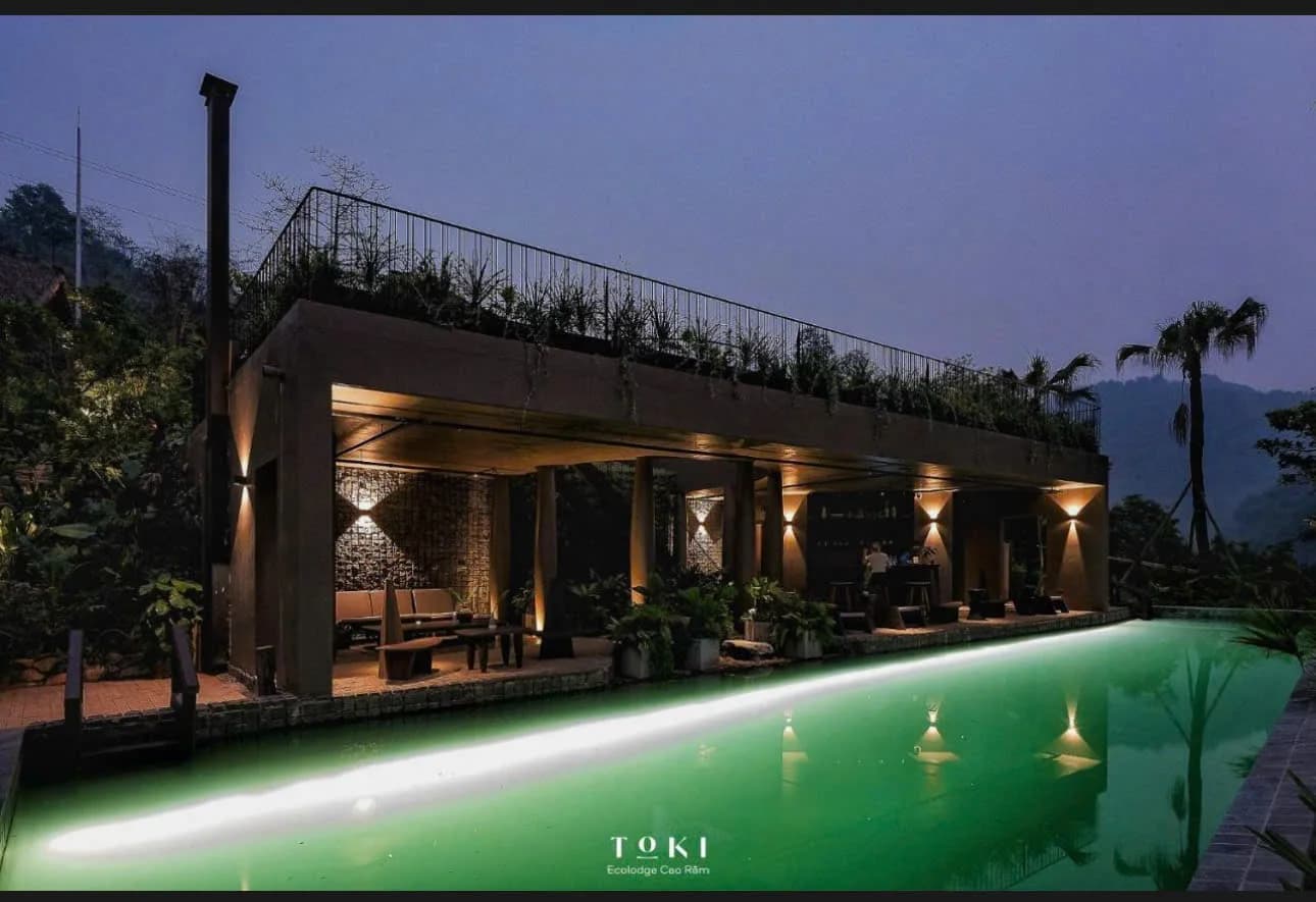 Toki Ecolodge — Pool and restaurant at dusk