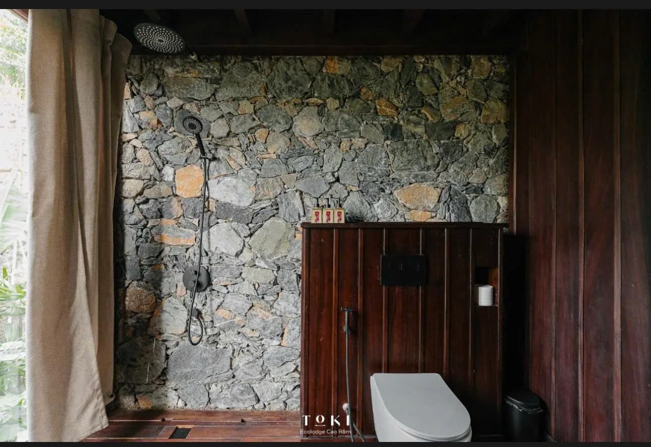 Toki Ecolodge — Stone-walled bathroom