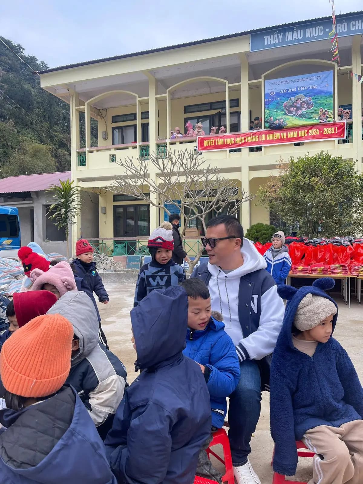 Thiện nguyện – Áo ấm cho em