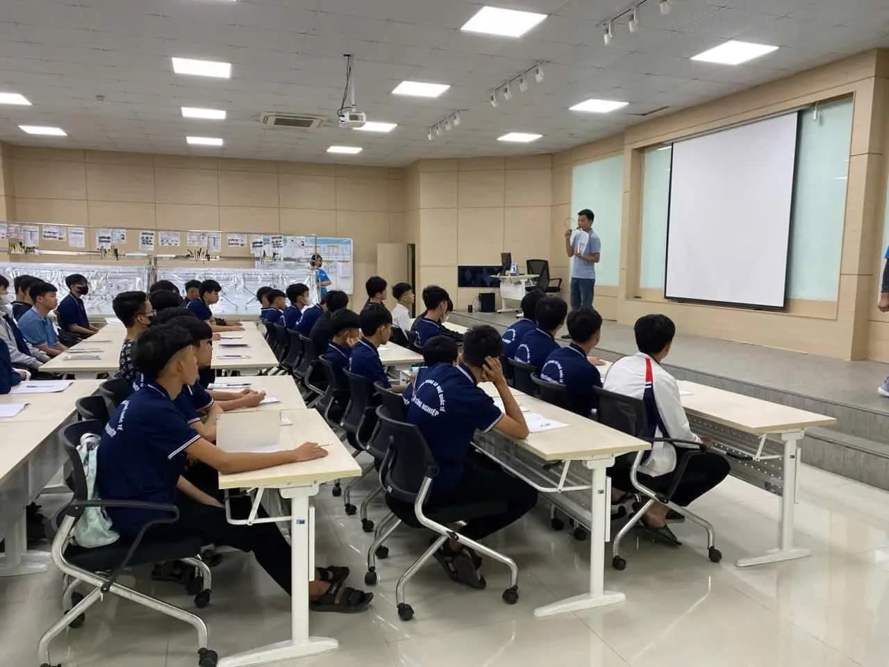 Xưởng cơ khí và điện tử